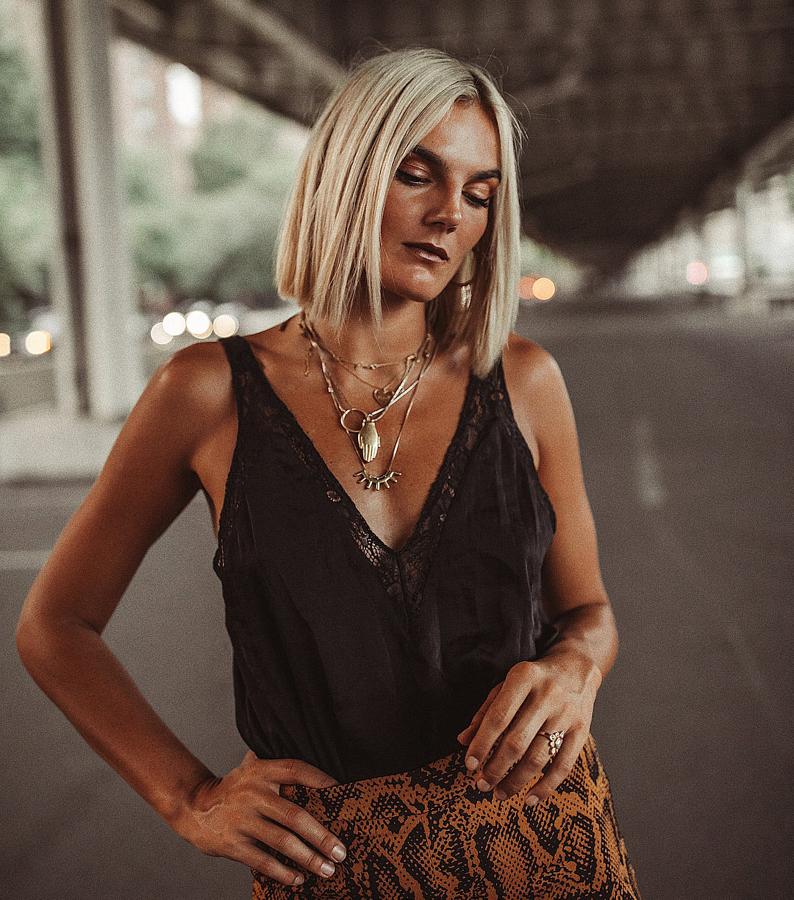 La 'influencer' Tezza apuesta por un bob repleto de personalidad, con un rubio hielo súper favorecedor.