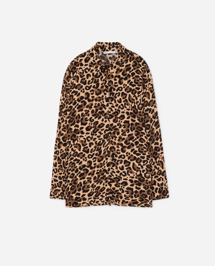 Si te quieres iniciar en el estampado de leopardo, una camisa con unos leggings negros serán tu mejor opción (14,50 euros).