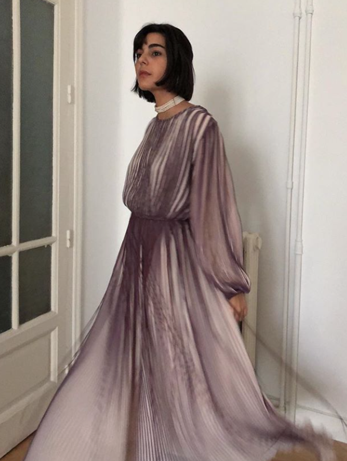 María Bernad lleva un diseño de Uterqüe (179 euros) que superpone a un delicado tejido fluido una lluvia de flecos en tono berenjena. En movimiento es un espectáculo.