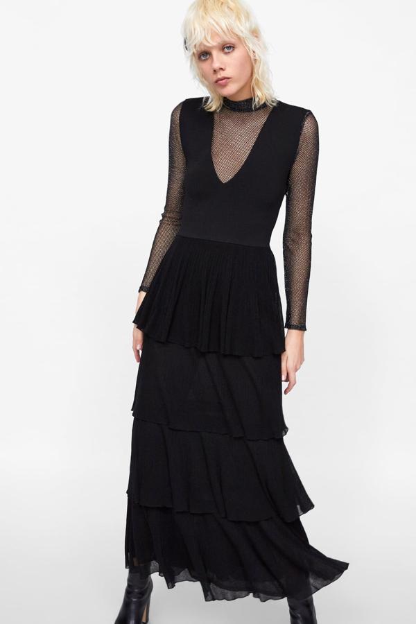 Un vestido que se crece con el movimiento: a partir de la cintura va cubierto de volantes plisados con un vuelo espectacular (Zara, 49,95 euros).