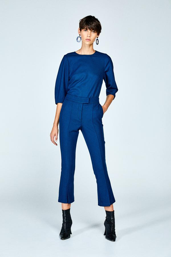 Son pantalones de vestir, pero con un plus de color (29,99 euros). Y en total look quedan así de bonitos.