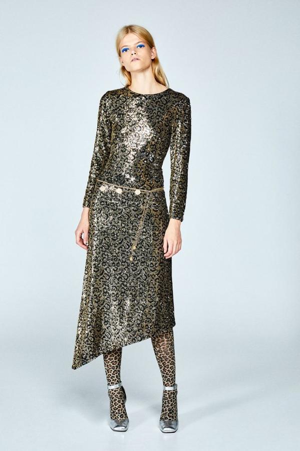Otro vestido inolvidable que parte de una silueta sobria, casi medieval, para dejar todo el peso en el estampado animal de las lentejuelas. Importante sumarse al exceso con el adorno dorado del cinturón y las medias de leopardo (Sfera, 59,99 euros).
