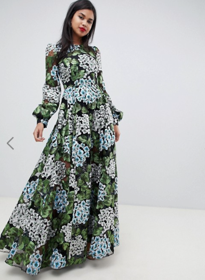Impresionante vestido con una falda de gran vuelo, mangas de blusón y la espalda al aire. Todo profusamente bordado con flores (Asos Edition, 248,99 euros).