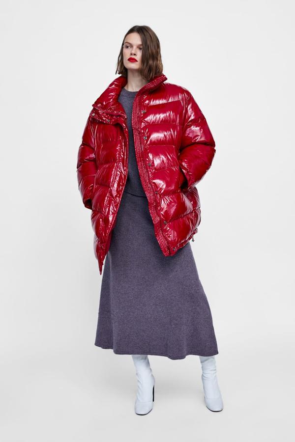 Cazadora acolchada efecto vinilo en color rojo, 59,95 euros.