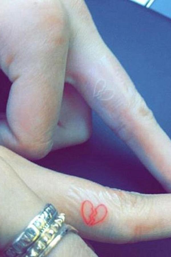 Son unas de las BBF del mundo celeb y que decidieron hacerse un corazón roto a mitad de dedo. Kendall en blanco y Haley en rojo.