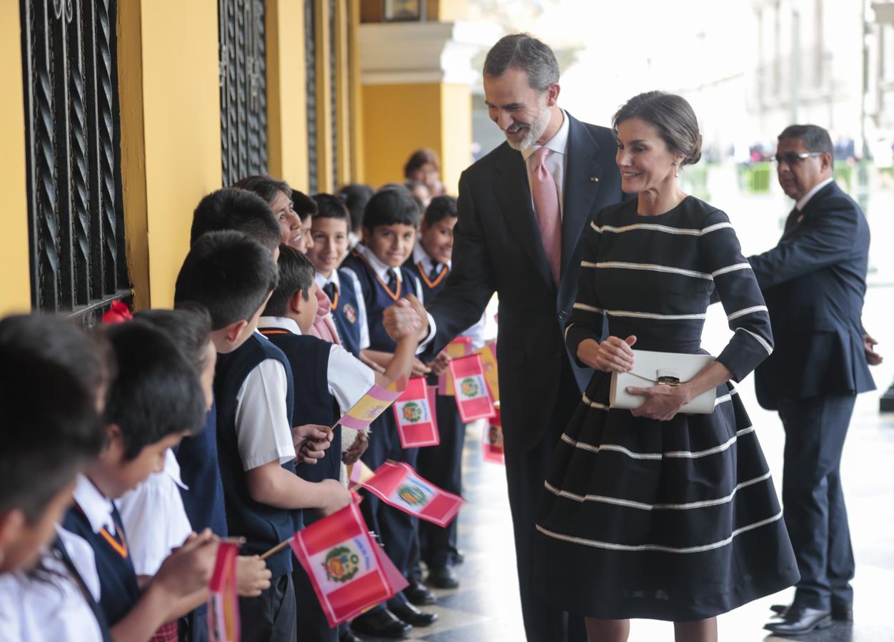 Para su primera jornada de actos en Lima, doña Letizia estrenó vestido de Carolina Herrera, un diseño de inspiración 'new look' con el que reinventaba el estilo 'navy'.