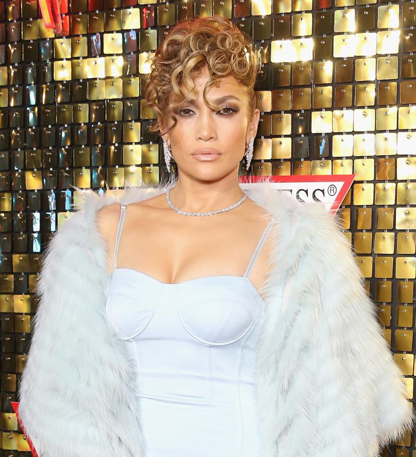 A pesar de que su cabello natural es rizado, no es muy habitual ver a la intérprete de 'El Anillo' con este look capilar: melena rizada y semirecogida. Aquí ha optado por cubrir toda la parte de arriba de su cabeza, a modo de tupé, con sus propios rizos.