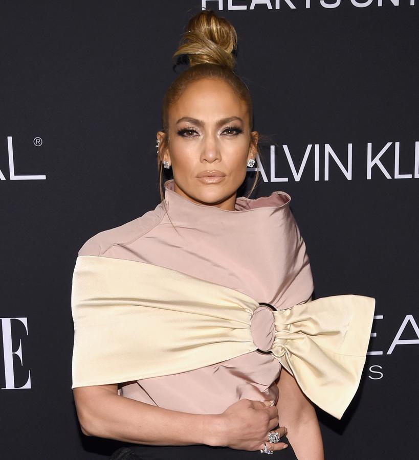 Los moños altos son su recogido preferido, ya que los utiliza tanto para ir al gimnasio, como para ir de compras o incluso para asistir a eventos. Eso sí, cuando la ocasión lo merece el acabado está más trabajado, como en esta ocasión, donde su pelo está recogido de una manera muy cuidada.