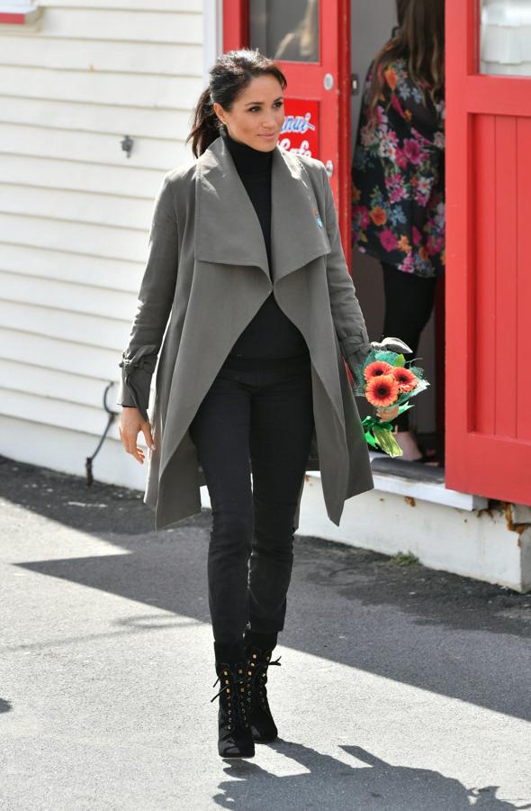 Meghan es muy amiga de las gabardinas y es que es una prenda perfecta de entretiempo. En esta ocasión eligió un look en negro confortable con la gabardina en color gris topo