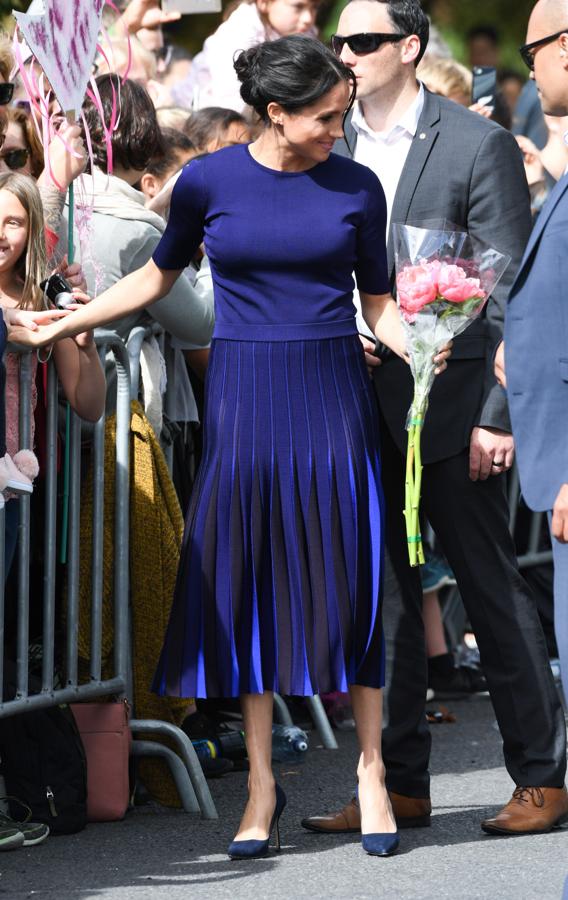 Para esta ocasión Meghan decidió llevar de nuevo el color azul en un vestido de corte midi y con falda plisada.