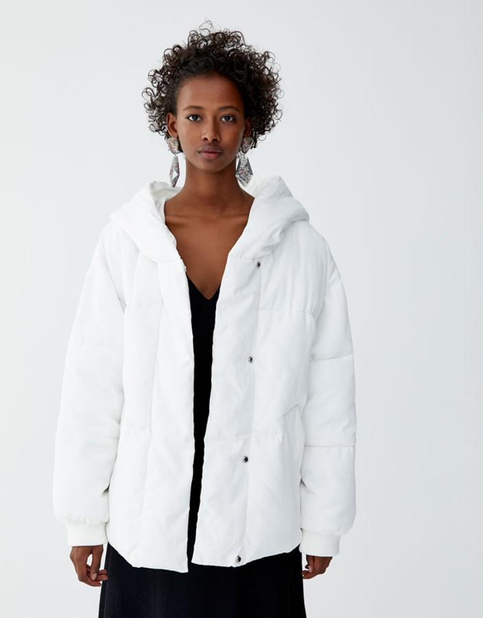 Plumífero acolchado con capucha envolvente, 39,99 euros.