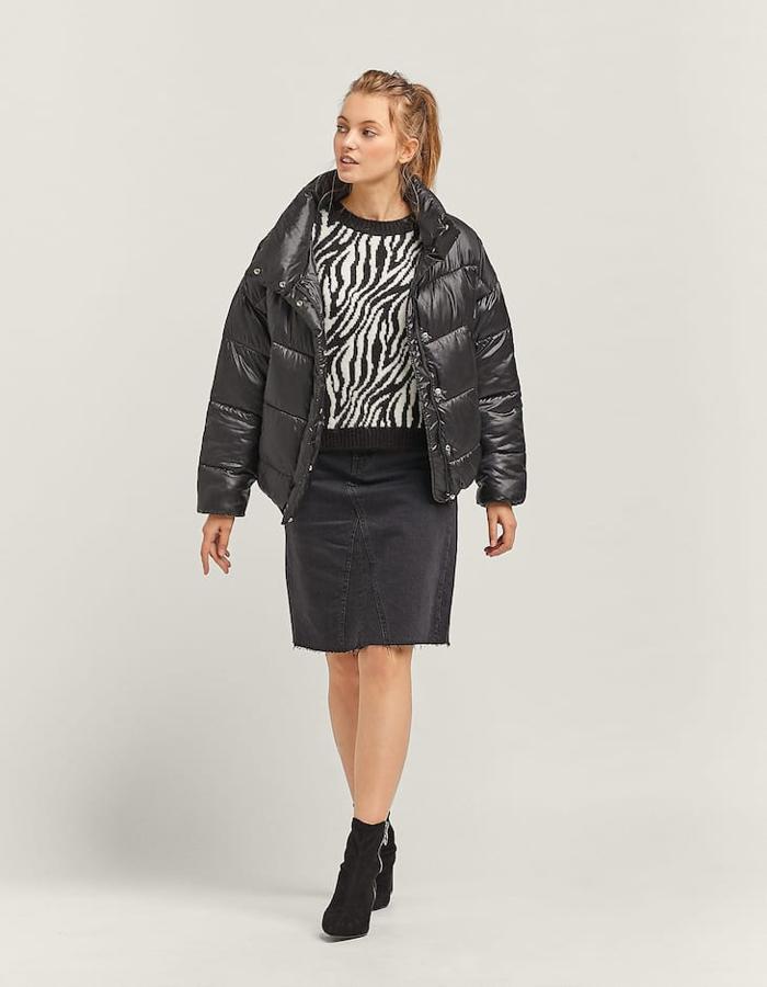 Plumífero acolchado en color gris oscuro metalizado, 25,99 euros.