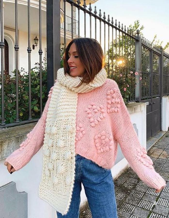 Los jerseys son la prenda más recurrente para sus looks de diario. Y este tan amoroso nos gusta especialmente.