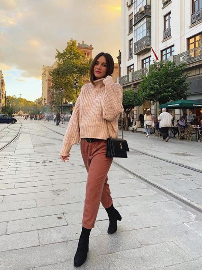 Otra vez un jersey, que combina con unos pantalones con un cinturón justo por debajo de la barriguita.