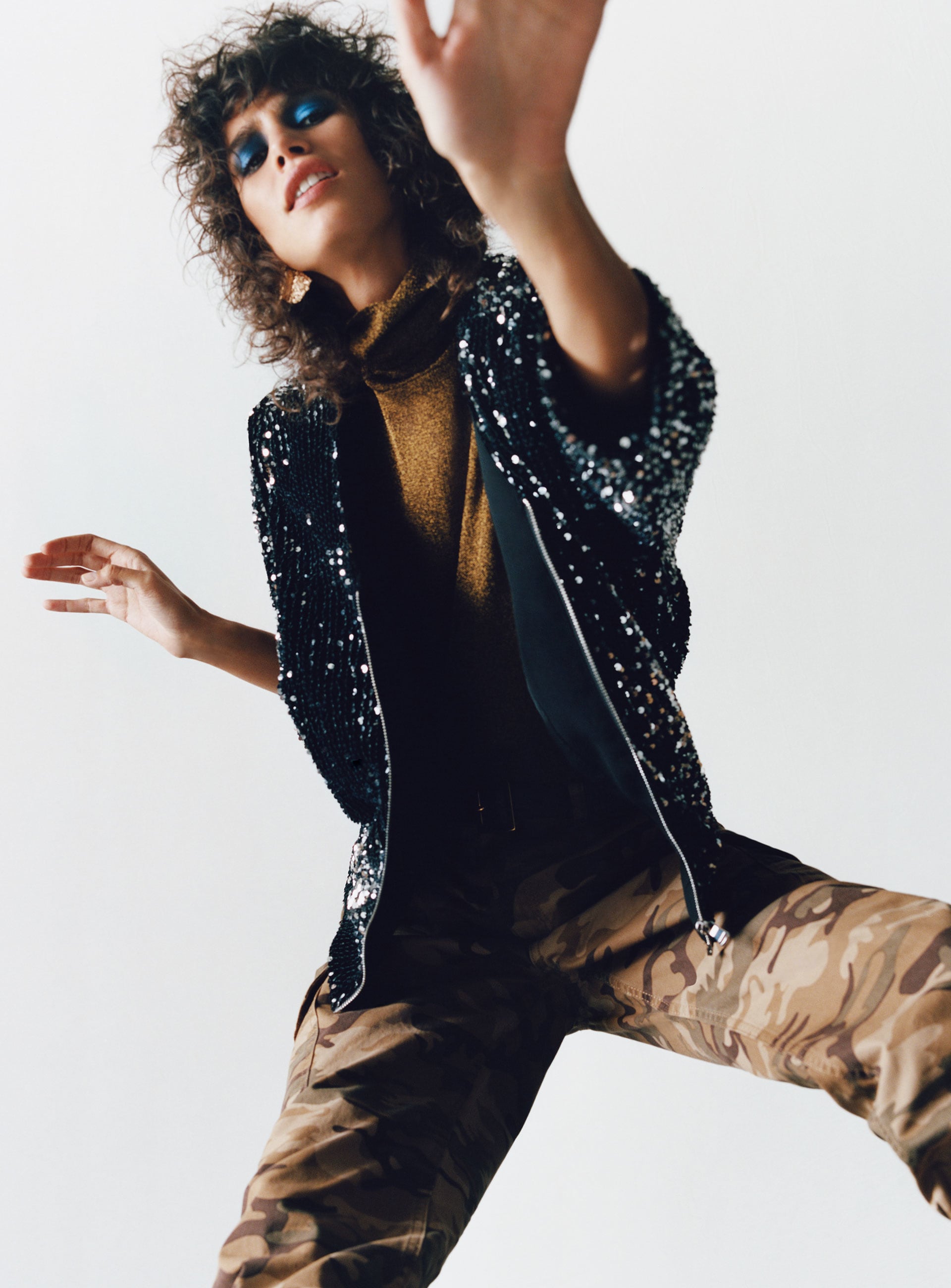 La tendencia militar sigue presente en nuestras vidas este otoño-invierno, pero Zara apuesta por sofisticarla combinando el estampado de camuflaje con una cazadora tipo bómber de lentejuelas. ¡Y es el resultado es genial!