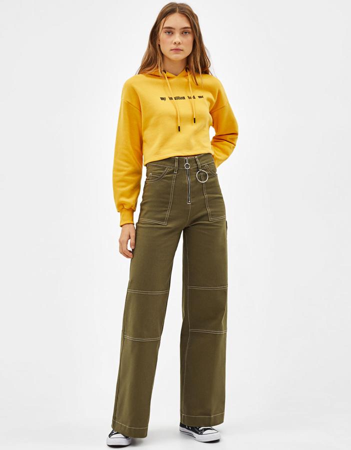 Unos pantalones "utility" de tiro alto al más puro estilo años 90, con el verde característico de la tendencia camuflaje (29,99 euros).