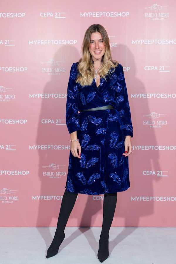 Carla Hinojosa se envolvió en este vestidazo de terciopelo azul noche con bordados de Maison Shangái, y nos da una idea magnífica de cara a Navidad: cambiar las sandalias o los salones por botas 'over the knee' como estas de Balenciaga.