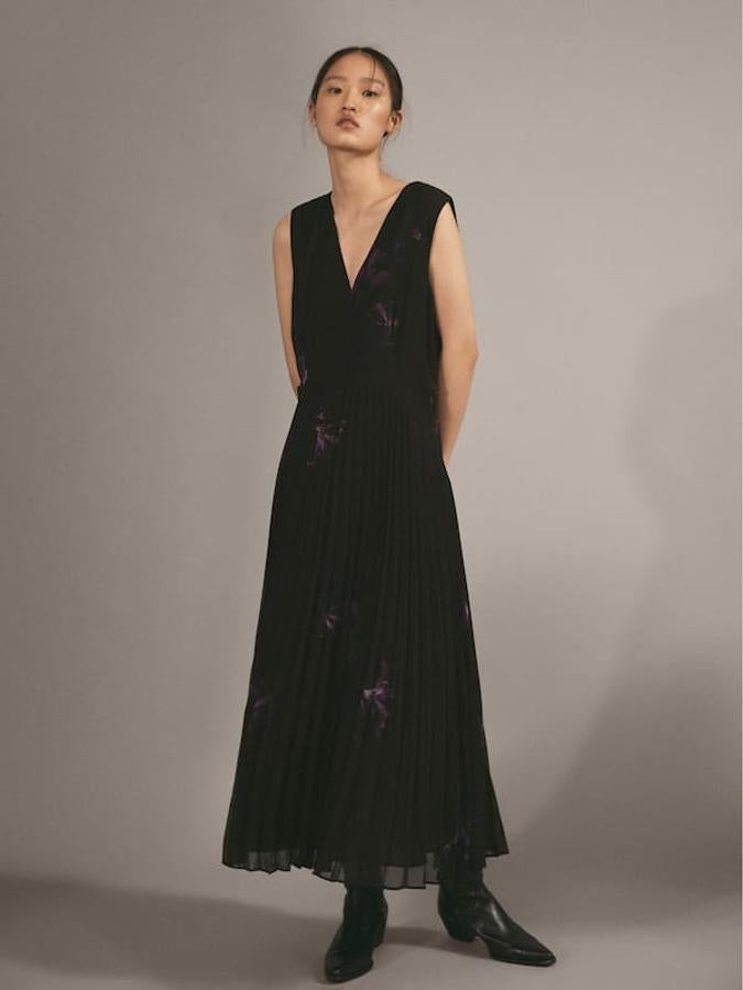 Otro diseño evasé, esta vez sin mangas, en el que el negro se matiza con un precioso y ligerísimo estampado floral. El escote en pico es perfecto para los pechos voluminosos. La falda va, además, plisada (99,95 euros).