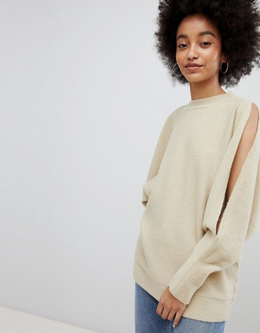 Este jersey extragrande de Asos es el más parecido en cuanto a forma que el que ha mostrado Cristina Pedroche en su Instagram. (30,99 euros).