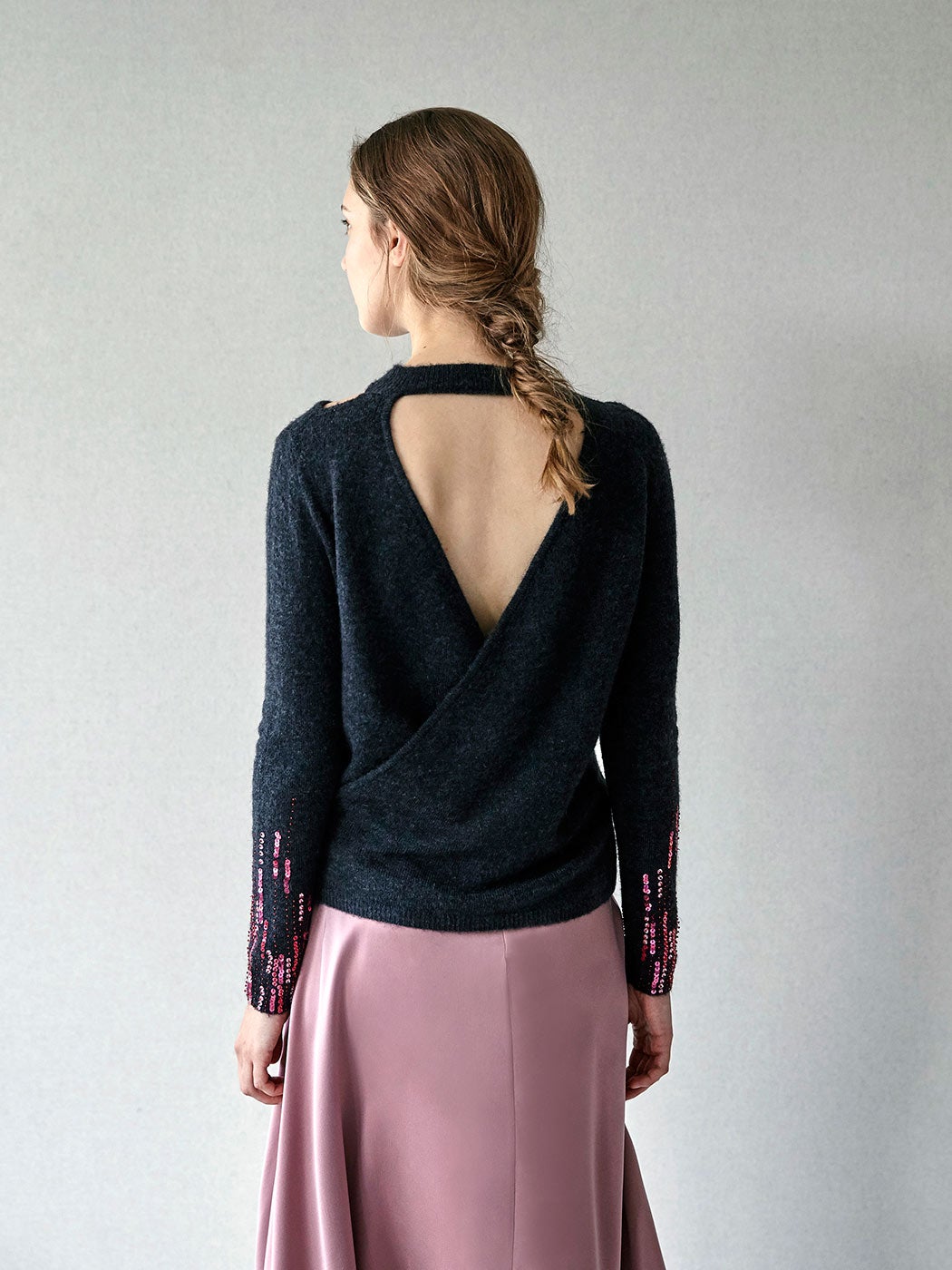 Jersey de punto con abertura en la espalda y lentejuelas en los puños de Intropia. (175 euros).