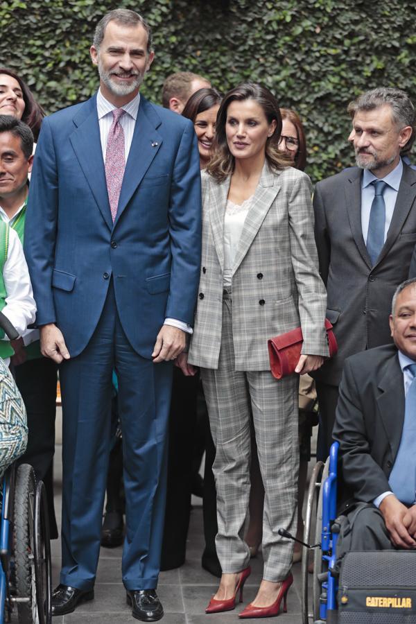 La Reina ha apostado por un look 'working girl' en su segunda jornada en Perú, pero esta vez no podemos calificar su elección de impecable. Aunque el traje Príncipe de Gales es precioso y nos encanta con ese top lencero, el pantalón le quedaba algo largo a Doña Letizia y, por si fuera poco, el dos piezas estaba algo arrugado, algo que nos puede pasar a todas en el trabajo, pero que se mira con lupa en el caso de una Reina... Eso sí, su combinación con salones y clutch a juego en rojo de Magrit nos parece sensacional.