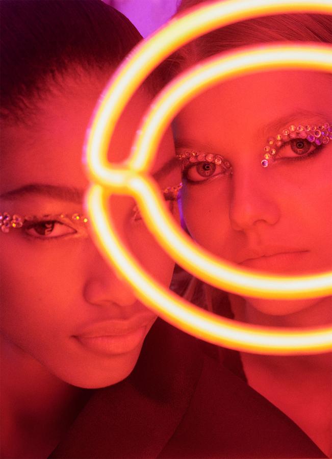 Zara nos propone diferentes opciones de llevar este tipo de maquillaje de ojos. Desde rellenar todo el párpado móvil con mini abalorios, a extenderlos desde el lagrimal a modo de eyeliner o incluso combinarlos con una sombra de ojos interior... ¡Da rienda suelta a tu creatividad!