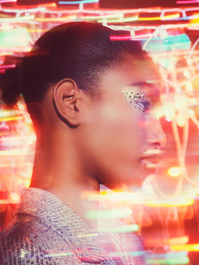 Zara nos propone arriesgarnos y sustituir la clásica sombra de ojos por elementos brillantes en forma de mini cristalitos.