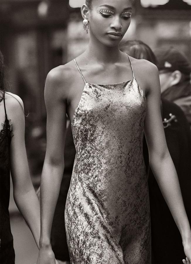 Este tipo de elementos decorativos en los párpados nos recuerda mucho a los maquillajes de festival y parece que la firma también se ha propuesto trasladar esta tendencia súper llamativa a las fiestas de Navidad.