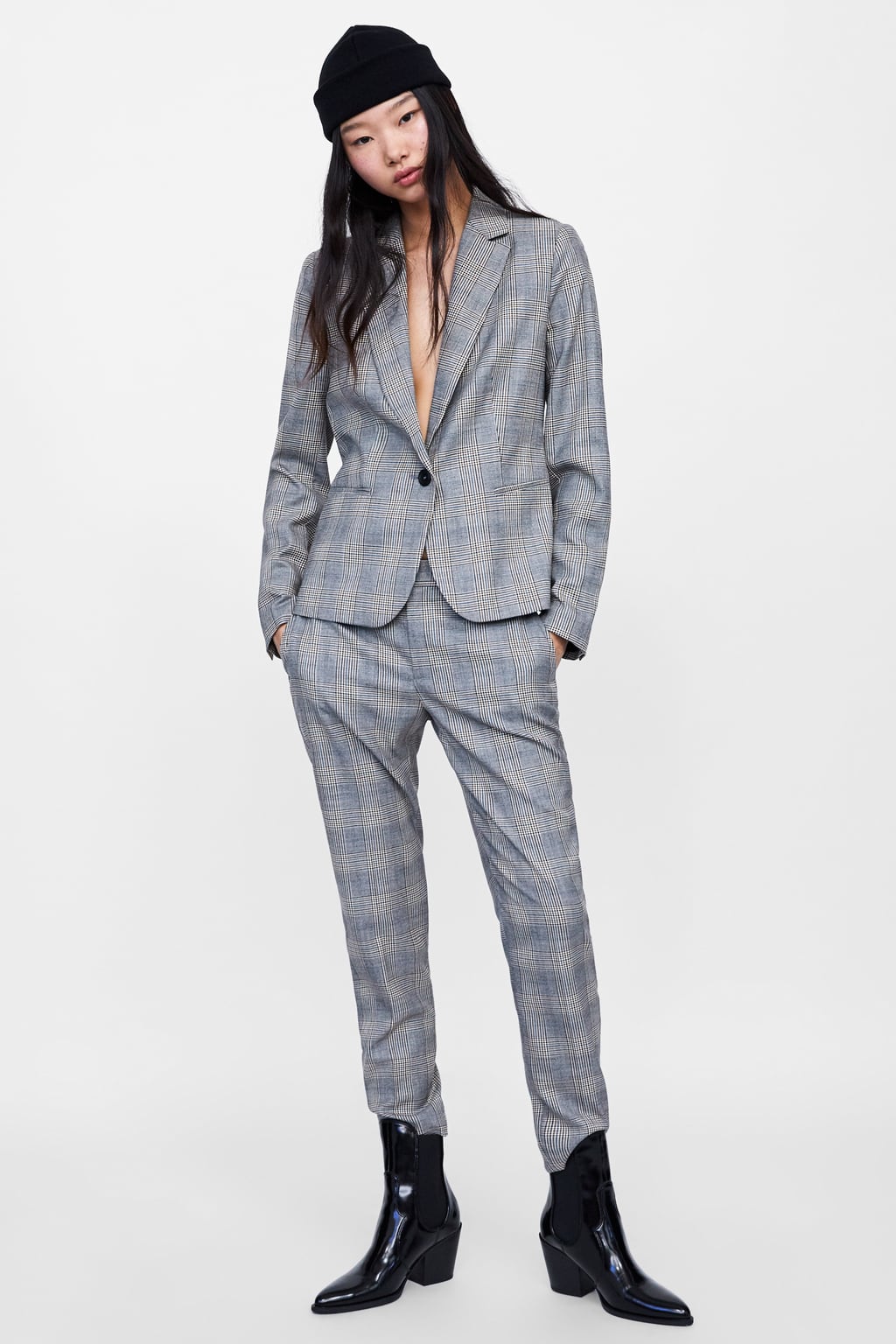 Este traje de cuadros Príncipe de Gales cuesta en Zara 29.95 euros la chaqueta, y 19.95 euros el pantalón.