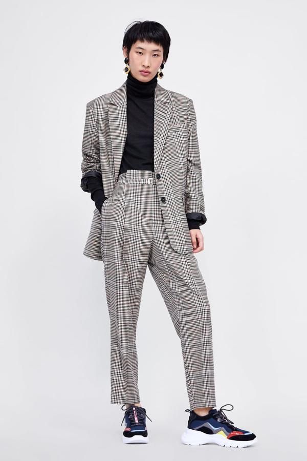 Este traje de Zara, con chaqueta oversize y pantalón 'paper bag' cuesta 39.95 y 29.95 euros respectivamente cada pieza.