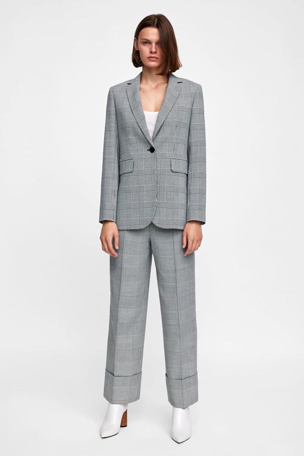 Este, con pantalón culotte con bajo recogido cuesta 59.95 euros la chaqueta y 39.95 euros la parte de abajo.