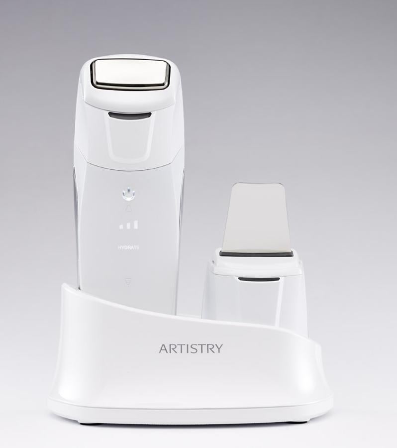 Este dispositivo está pensado para limpiar y preparar el rostro antes de la aplicación de productos de cuidado de la piel. Incluye dos cabezales desmontables: la Placa Ultrasónica, cuya función es limpiar la piel en profundidad gracias a las vibraciones, y el aplicador Derma Ion Galvanic, un cabezal que reúne hasta 5 potentes tratamientos para estimular y masajear la piel, logrando un absorción completa de los beneficios de tus productos. Precio: 340,80 euros.