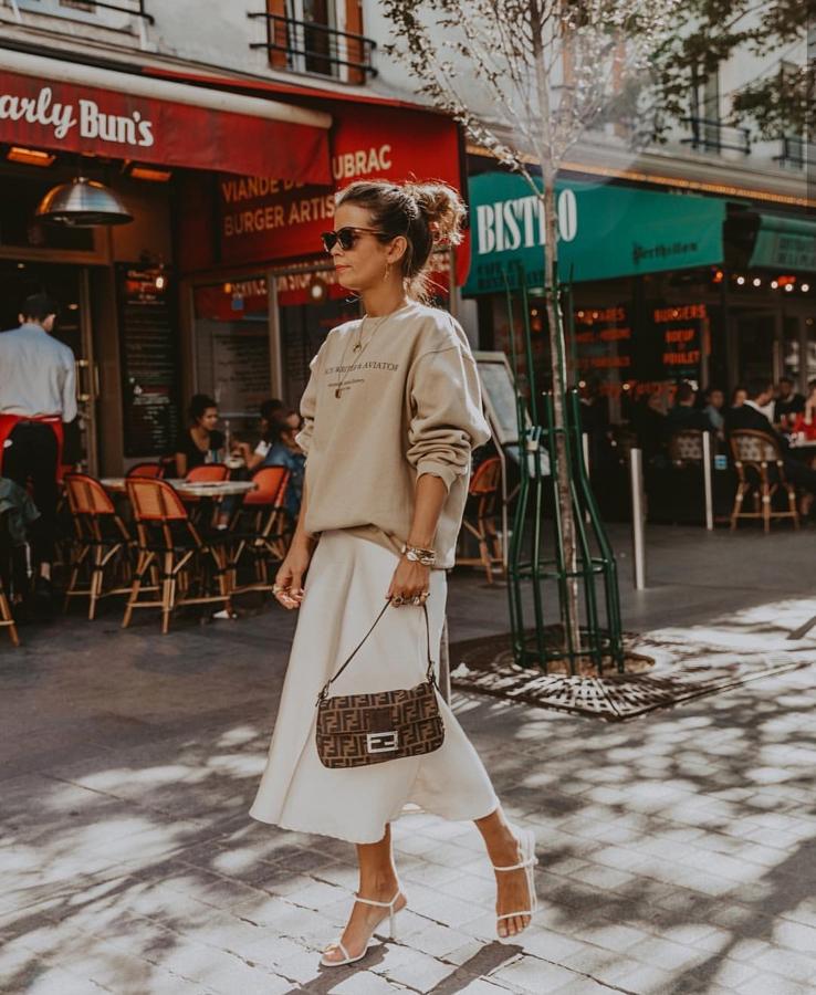 El clásico moño que nunca falla y que se asemeja al de 'andar por casa'. El objetivo es que no sea perfecto y que de un aspecto de estar despeinado o deshecho. Hace unos días  María Pombo nos enseñó a dar con las claves para conseguirlo  ¡No te las pierdas!