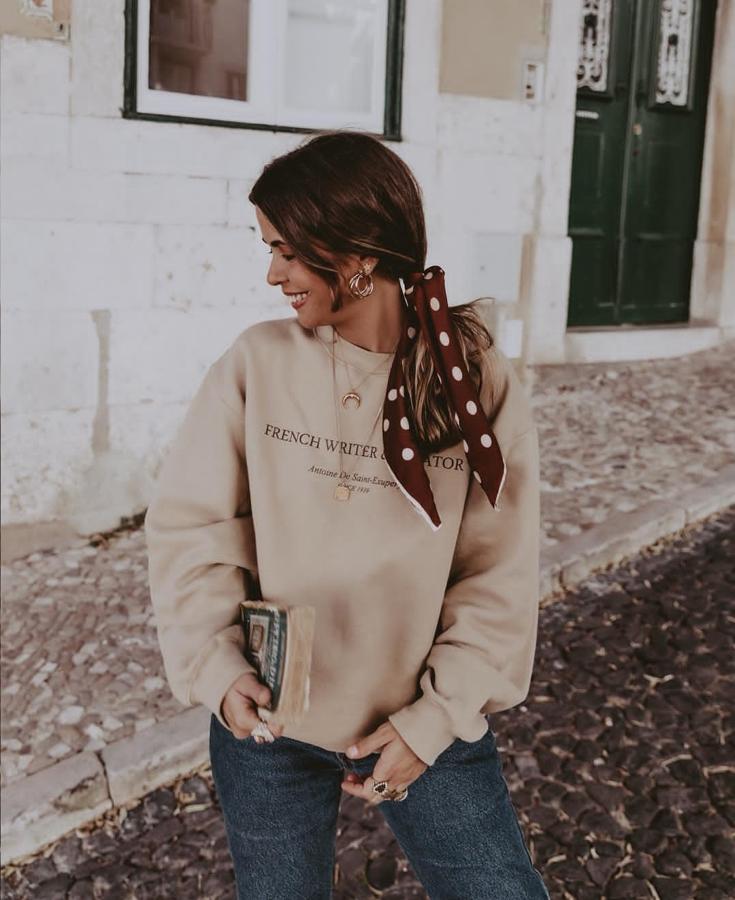 Está claro que el pañuelo es uno de sus complementos favoritos para el pelo. Para conseguir este 'look' solo necesitarás hacer una coleta baja y sujetarla por la base con tu pañuelo favorito ¡Te encantará el resultado!