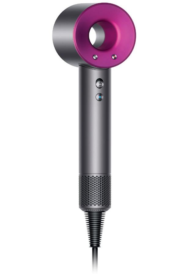 Ha sorprendido por su revolucionario diseño extremadamente ligero. Está pensando para que sea fácil de manejar: el motor está alojado en el mango del secador y no en el cuerpo del mismo. Por otro lado, dispone de controles inteligentes de la temperatura para ayudar a proteger el cabello del daño que provoca el calor extremo. Cuenta con cuatro ajustes de calor, tres ajustes de flujo de aire y un botón adicional para frío. Precio: 399 euros.