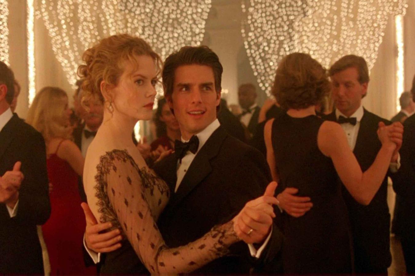 Un largometraje dirigido por Stanley Kubrik protagonizado por una de las parejas del momento en la vida real, Nicole Kidman y Tom Cruise. El sexo es el pilar fundamental de la historia en la que la realidad y los sueños se separan por un hilo casi imperceptible. Orgías, fantasías sexuales y escenas sexuales muy explícitas que harán subir la temperatura en casa.