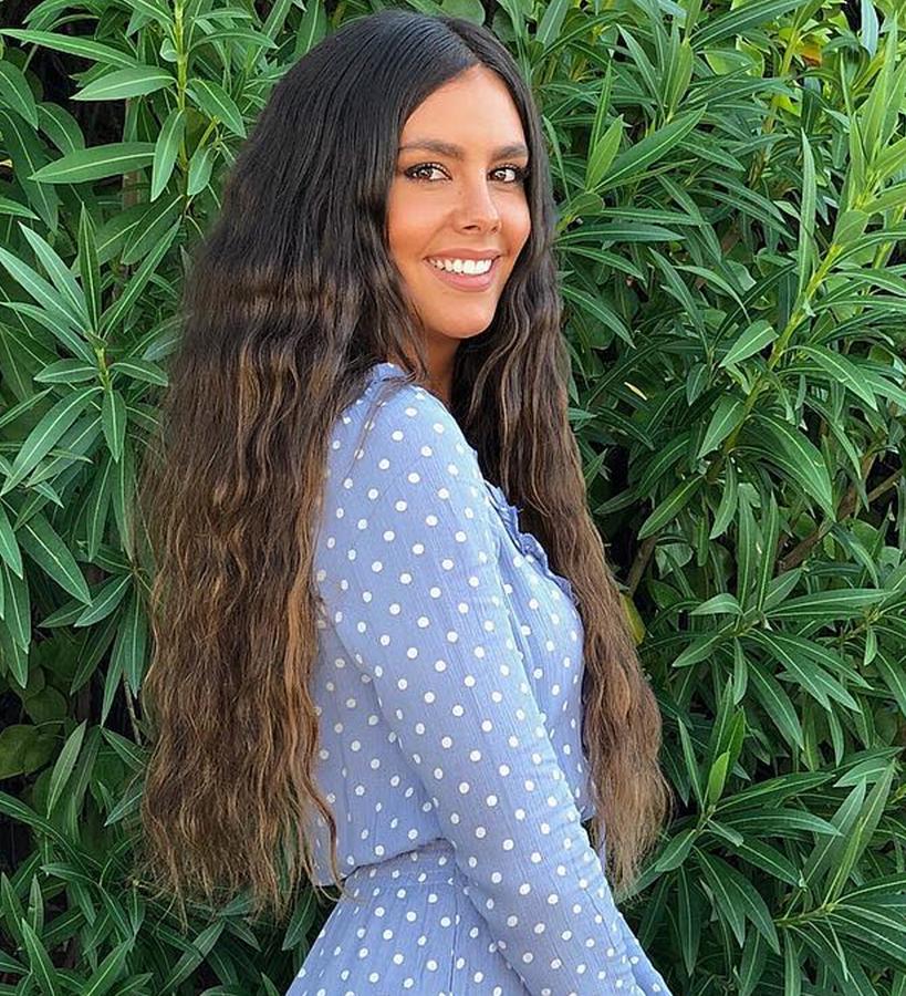 Este verano la presentadora revolucionó las redes sociales con esta imagen, en la que se podía ver su melena al natural: rizada. Y, aunque los rizos no le sientan nada mal, parece que ella no termina de acostumbrarse a ellos y prefiere sacrificarse usando la plancha.