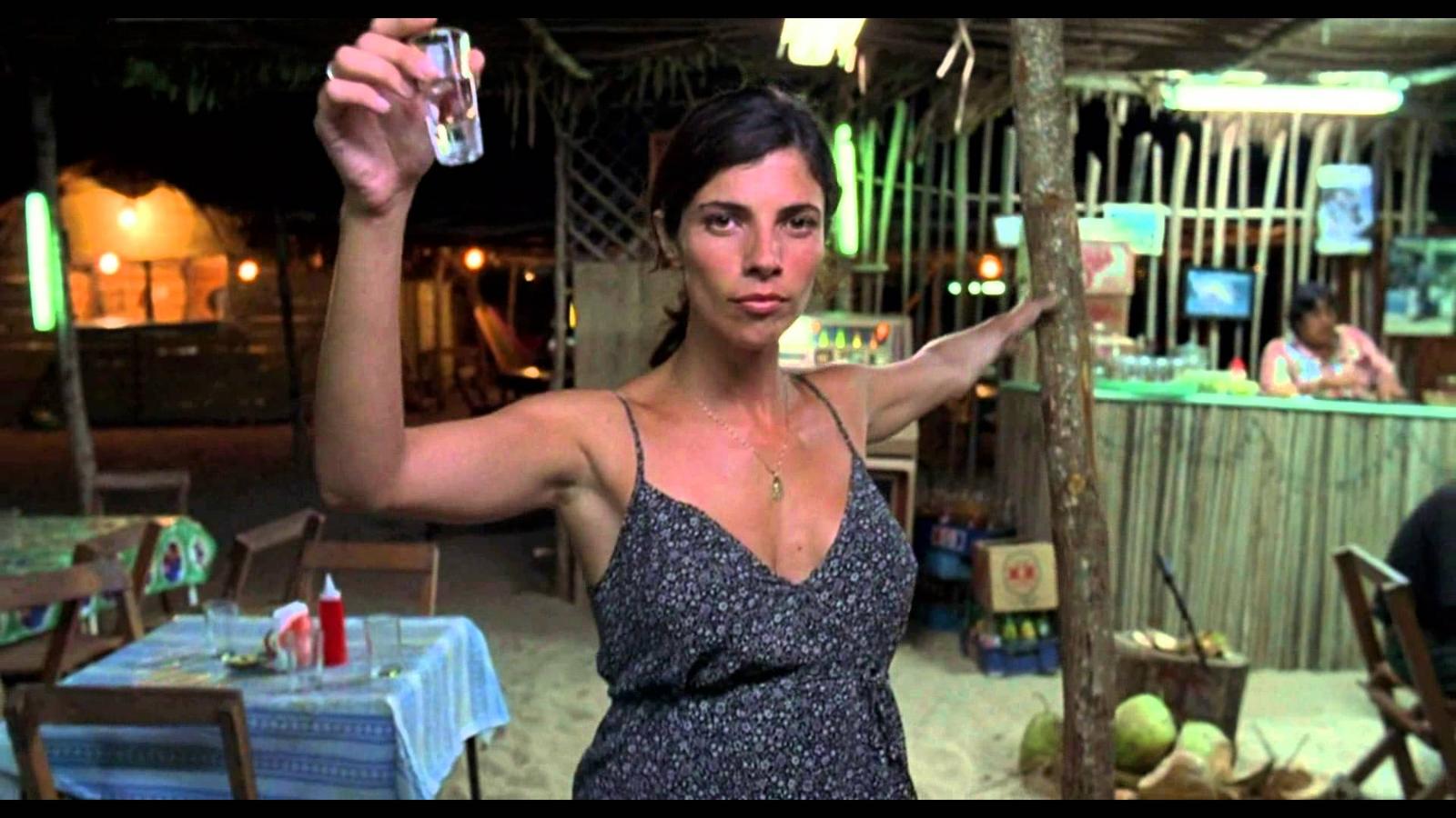 Maribel Verdú es la protagonista que centraliza la película. Un viaje con dos adolescentes que compiten por su atención y que nos dejará más de una escena hot, hot.