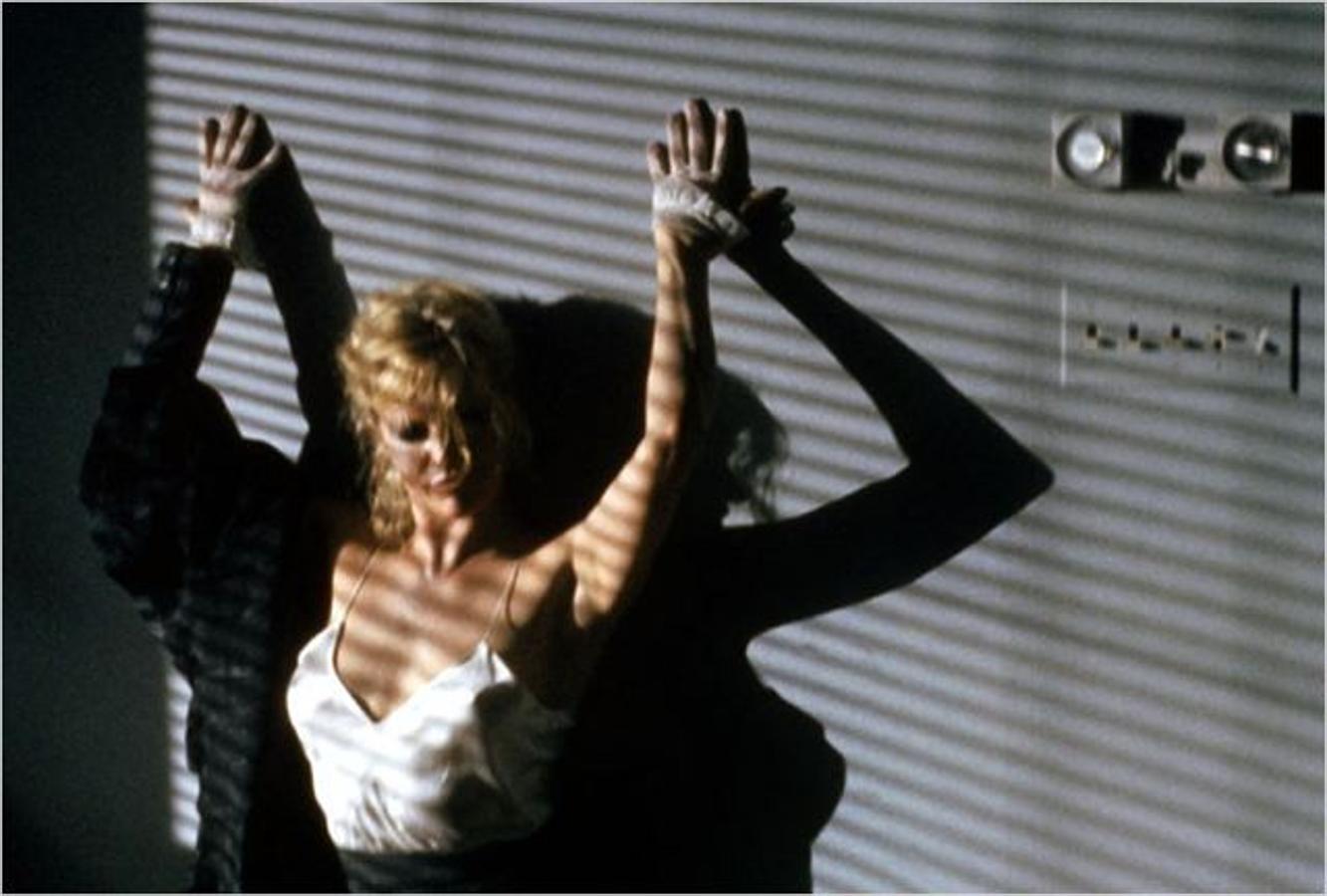 La película se estrenó en 1986 y para su época fue una de las más subiditas de tono del momento. Se ha convertido en todo un mito y es que cualquier streap tease que veamos nos recuerda a la banda sonora de esta peli. Kim Basinger y Mickey Rourke dan vida a los personajes de la historia. Dos desconocidos que comienzan a tener sexo desenfrenado.