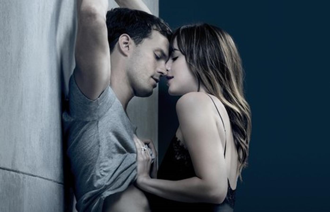 Una película creada a partir de la novela erótica de E. L. James en la que se cuenta la historia de una recién graduada y la relación que establece con el magnate Christian Grey. Pero la relación no es como cualquier pareja normal si no que una serie de juegos eróticos nuevos para la joven se convierten en el argumento central de la peli. El bondage, el sadismo, el sadomasoquismo… ¡Toda una declaración de intenciones! Existen tres películas ya estrenadas en el cine así que puedes prepararte para hacer maratón este mismo fin de semana.