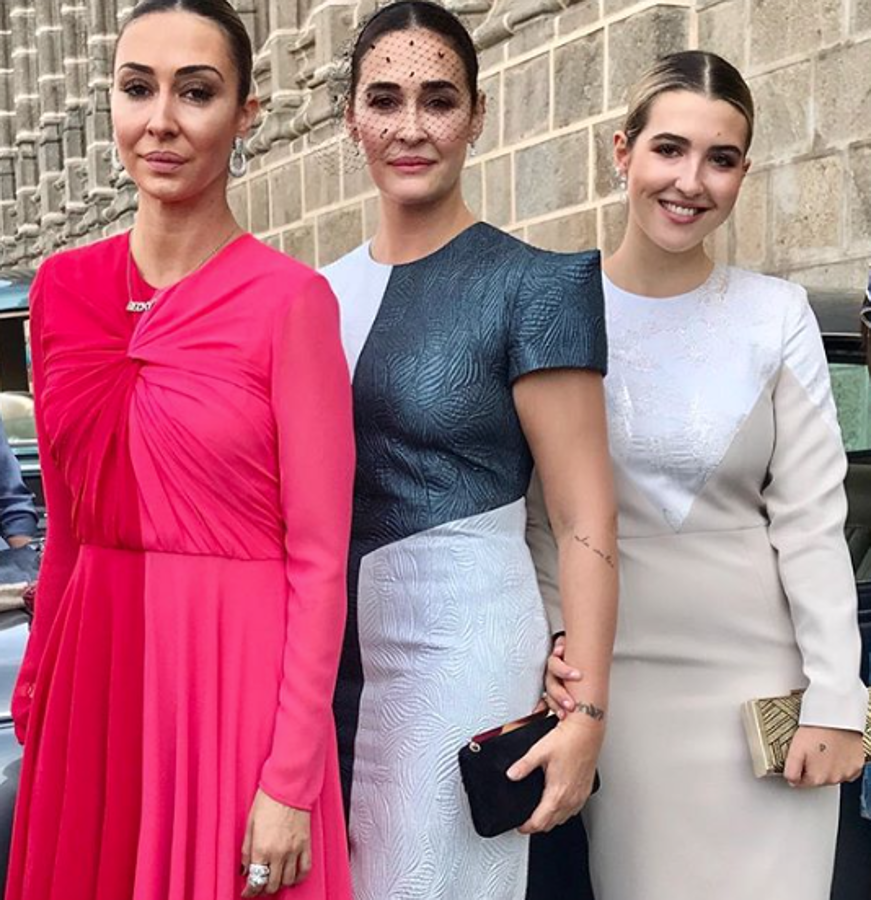 En realidad, la raya en medio tiene un componente folclórico importante: el de la clásica morena de la copla que aquí representan Vicky Martín Berrocal, su hermana Rocío y su hija, Alba.