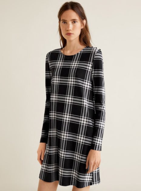 Vestido con botones de Mango: 9,99 euros. Disponibles más estampados.