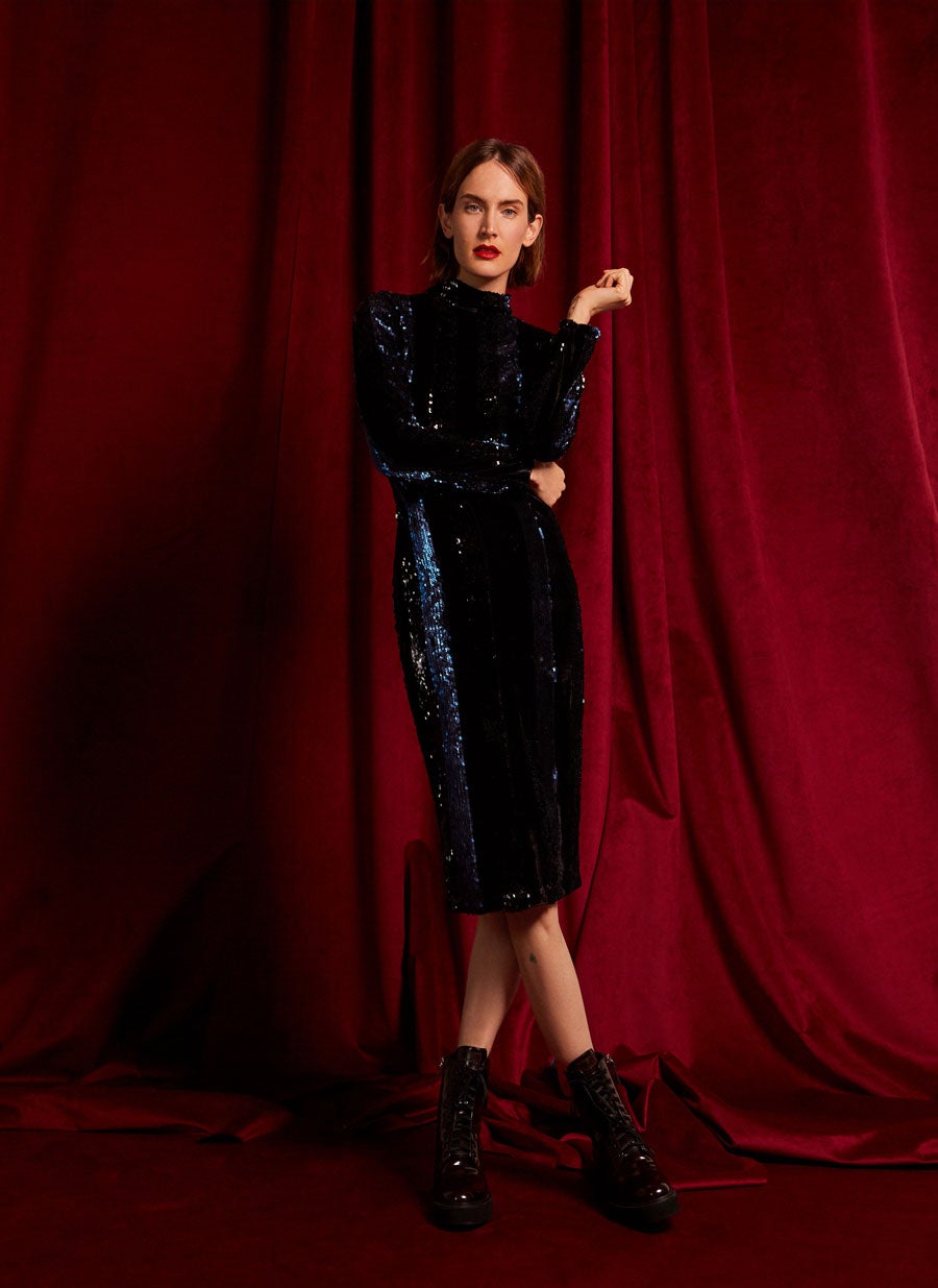 Vestido con rayas verticales de lentejuelas de Uterqüe: 129 euros.