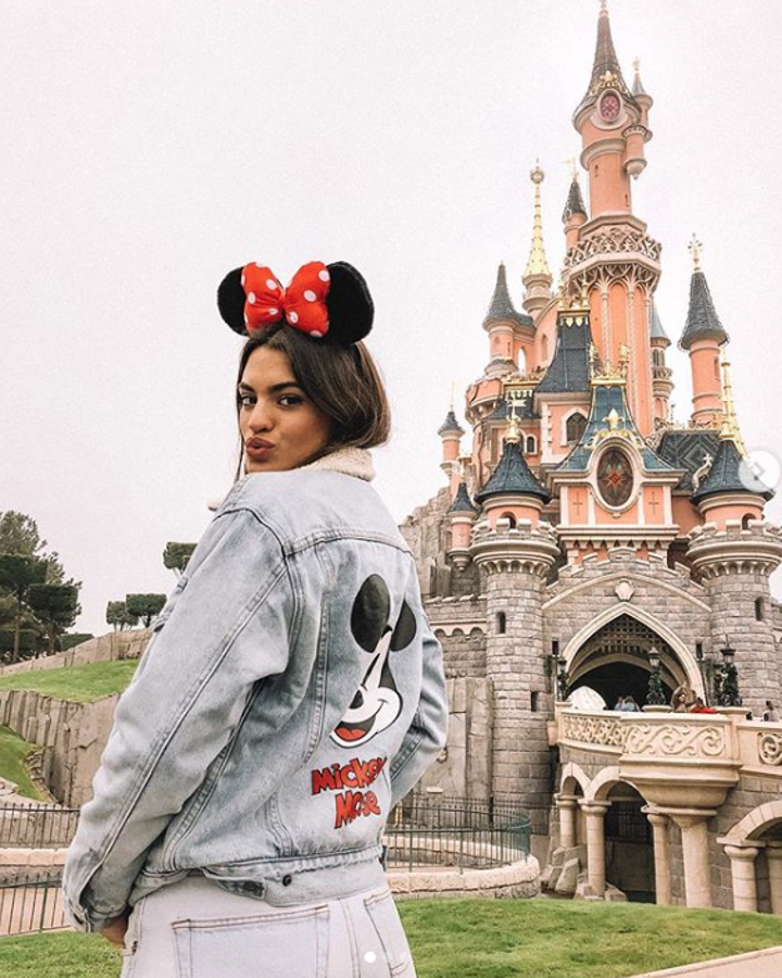 Marta Lozano Pascual acudió este pasado fin de semana a EuroDisney, donde lució una de las piezas de la nieva colección de Levi's dedicada a Mickey (140 euros).