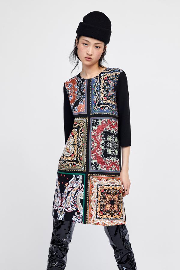 Vestido con cuadrantes de diferentes estampados, de Zara (19,95 euros).