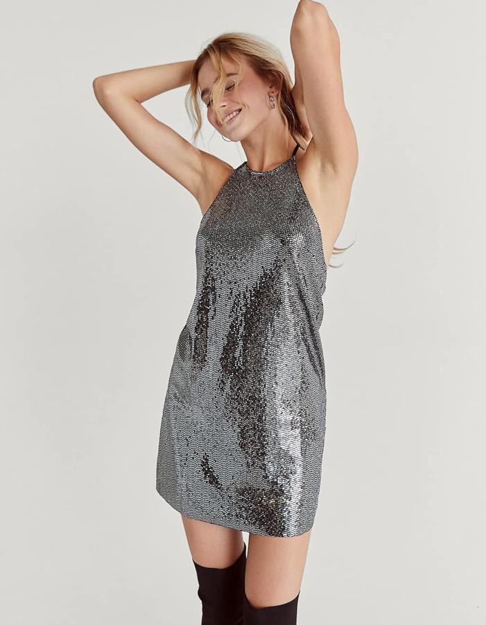 Uno de los chollos de esta selección: un vestido "halter" de un plateado oscuro súper efectivo, perfecto para llevar con botas mosquetero (19,99 euros).