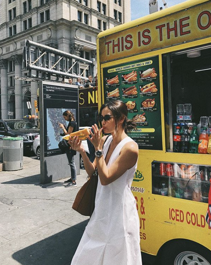 El caso de las modelos que desfilan para Victoria's Secret es, sin embargo, digno de admirar: apenas cuelgan fotografías que promocionen la comida basura o hagan ver que son aficionadas a la misma. Al contrario: si en su Instagram sale comida, suelen ser ensaladas o sushi. Kelsey Merrit subió a su perfil este momento con una aclaración que vale su peso en oro: en realidad el perrito es de su hermana y ella solo se pudo permitir un bocadito pequeño. Honestidad brutal. Qué bien.