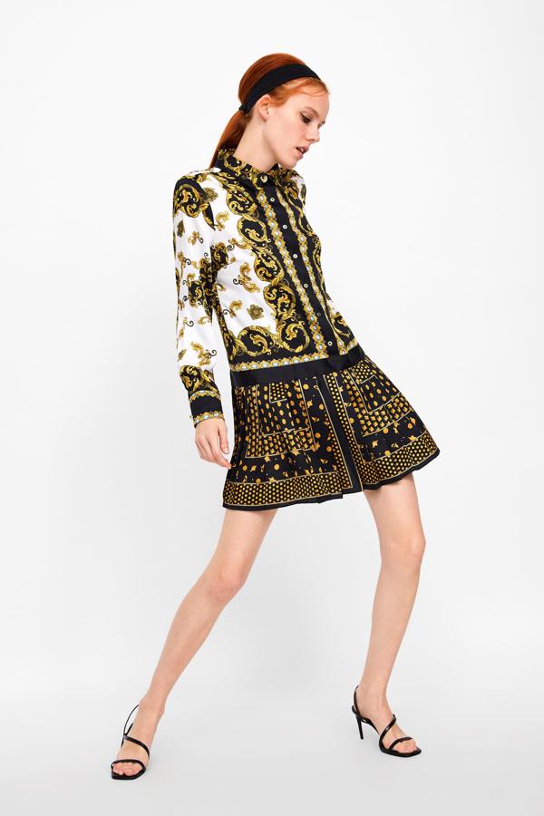 Vestido mini con falda tableada, de Zara (49,95 euros).