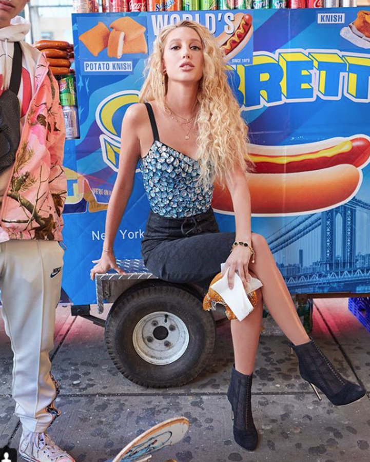 Llega a ser un poco siniestra la frecuencia con la que Olimpia se fotografía a sí misma comiendo hamburguesas, golosinas o pasta, además de colgar constantemente fotos de tartas, pasteles o suculentos platos llenos de calorías. Pareciera como si mostrar estos manjares en las redes funcionara de sustitutivo de, efectivamente, comérselos.