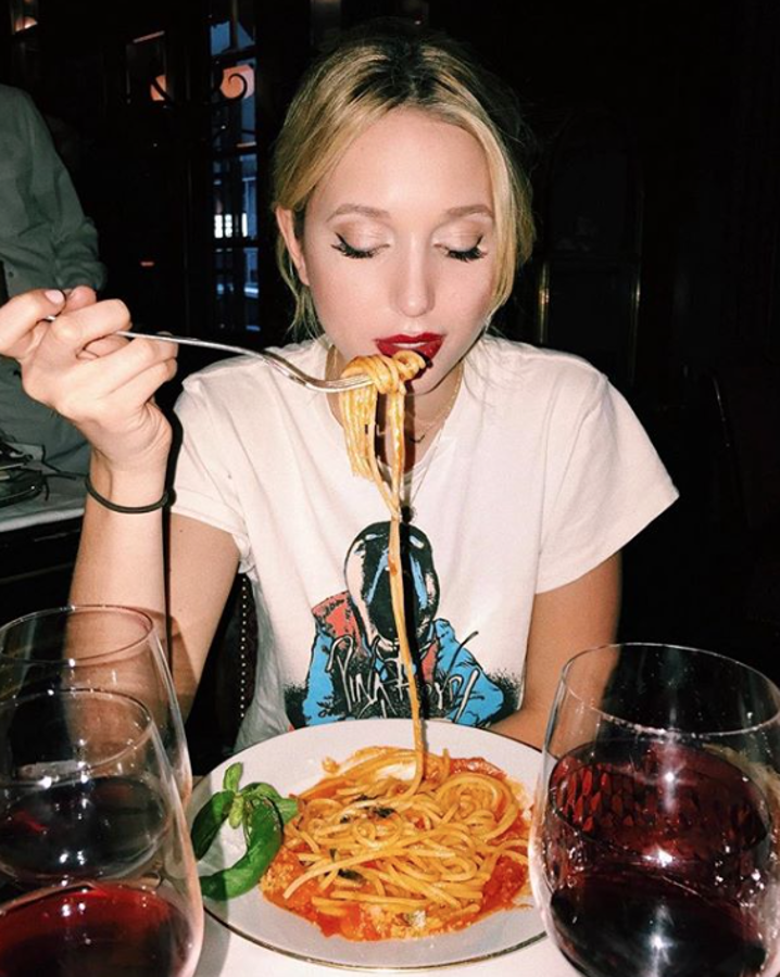 La fijación de Olimpia por exhibirse comiendo no comunica, además, ningún tipo de pasión por la comida: lo habitual es que esta no llegue a tocar sus labios, que permanecen perfectamente maquillados y sin mácula. En realidad, los platos funcionan como un subrayado constante de la delgadez de la "influencer", elevada a la categoría de milagro gracias al contraste entre su cuerpo mínimo y la ingente cantidad de delicias dulces y saladas que se pone por delante.